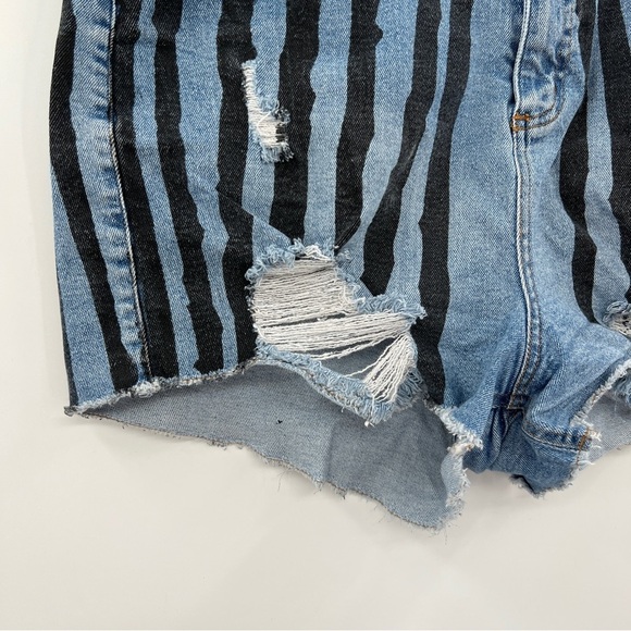 Her Universe DC Comics Birds Of Prey Harley Quinn Destructed Hi-Rise Shorts 15 - Picture 6 of 16